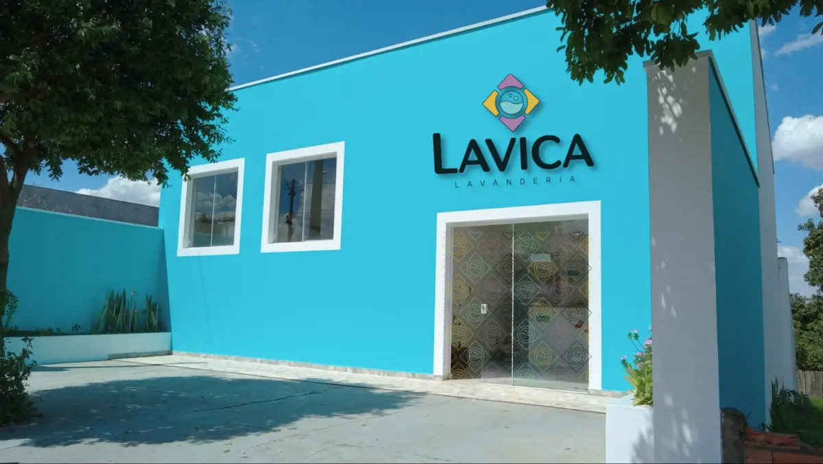 Fachada azul da Lavica Lavanderia em Boituva
