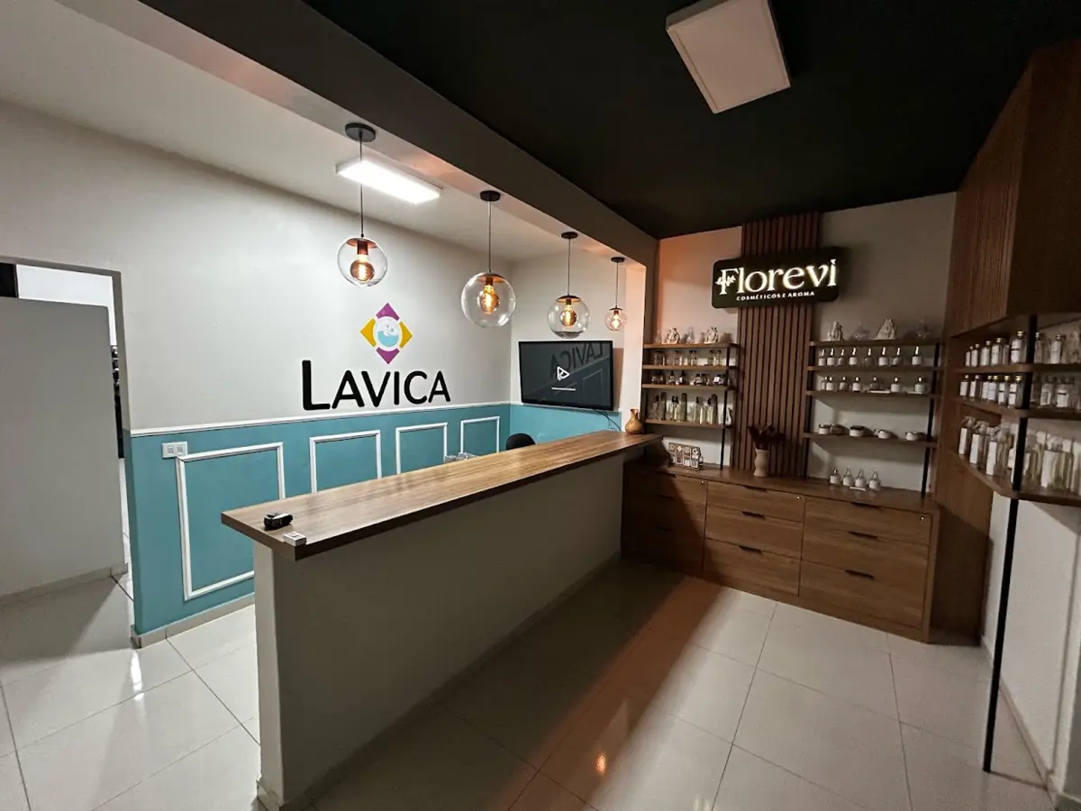 Recepção da Lavica Lavanderia com exposição de produtos Florevi
